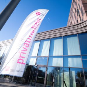 Eingang Frankfurt School mit Beschlag TdP